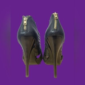 Zara women heel size 41 (8).  Color black.